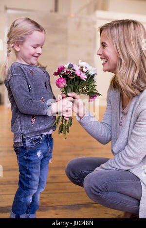 Junge Mädchen, Mutter Blumenstrauß Stockfoto