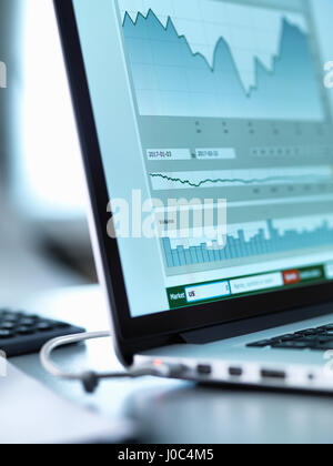 Teilen Sie Preisdaten aus Investors Portfolio auf einem Laptop-Computer-Bildschirm Stockfoto
