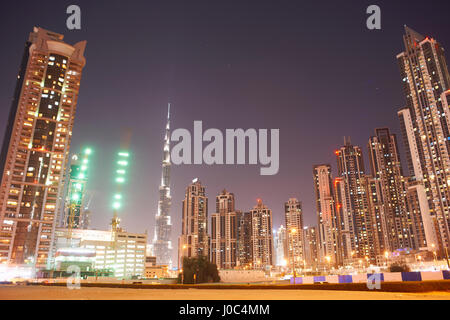 Stadtbild bei Nacht zeigt Burj Khalifa im Hintergrund, Dubai, Vereinigte Arabische Emirate Stockfoto