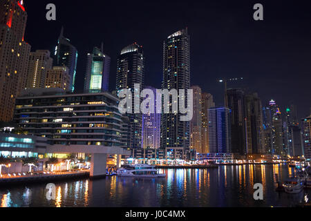 Stadtbild bei Nacht der Dubai Marina, Dubai, Vereinigte Arabische Emirate Stockfoto