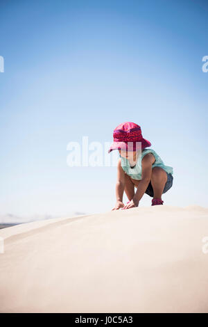 Weiblichen Kleinkind hockend auf Sand Düne, Little Sahara, Utah, USA Stockfoto
