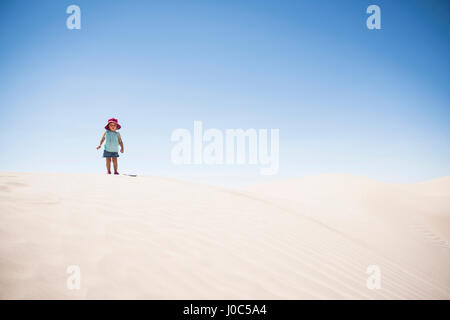 Weiblichen Kleinkind Stand am Anfang von Sanddüne, Little Sahara, Utah, USA Stockfoto