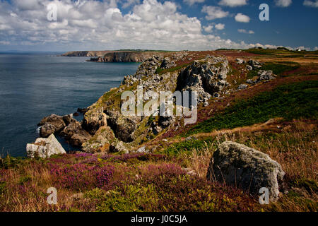 Küste in der Nähe von Pointe du Raz, Bretagne, Frankreich Stockfoto