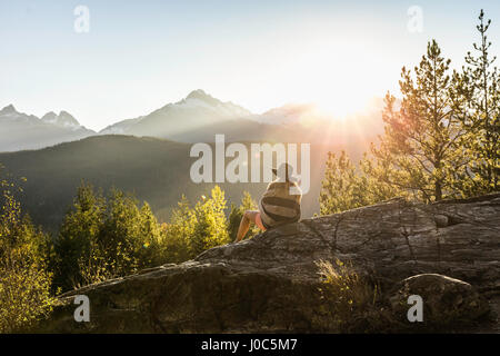 Frau sitzt auf den Felsen, betrachten, Rückansicht, Squamish, British Columbia, Kanada Stockfoto