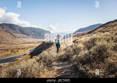 Frau, Wandern, Trans Canada Highway in der Nähe von Boston Wohnungen, Kamloops, Britisch-Kolumbien, Kanada Stockfoto