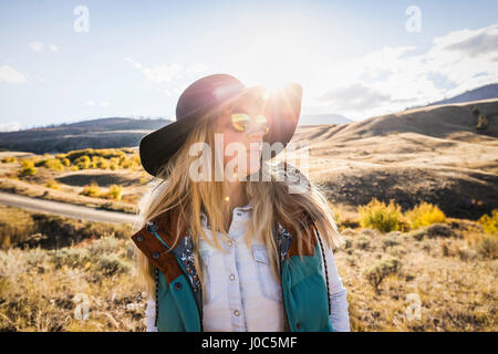 Frau, Wandern, Trans Canada Highway in der Nähe von Boston Wohnungen, Kamloops, Britisch-Kolumbien, Kanada Stockfoto