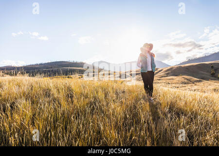 Frau, Wandern, Trans Canada Highway in der Nähe von Boston Wohnungen, Kamloops, Britisch-Kolumbien, Kanada Stockfoto