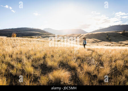 Frau, Wandern, Trans Canada Highway in der Nähe von Boston Wohnungen, Kamloops, Britisch-Kolumbien, Kanada Stockfoto