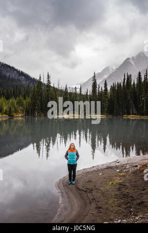 Porträt der Frau am See, Kananaskis Country, Bow Valley Provincial Park, Kananaskis, Alberta, Kanada Stockfoto