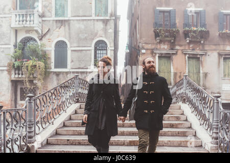 Paar Hand in Hand und bewegen Sie Treppe, Venedig, Italien Stockfoto