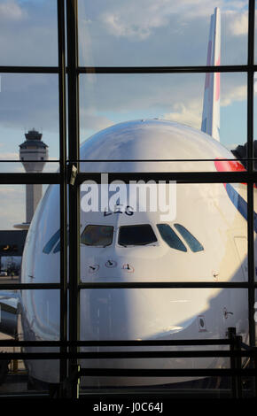 British Airways Airbus A380-Flugzeuge, die auf dem Tor am Dulles International Airport in Washington mit Control Tower im Hintergrund. Stockfoto