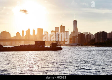 Blick auf den East River und One World Trade Center, New York City, USA Stockfoto