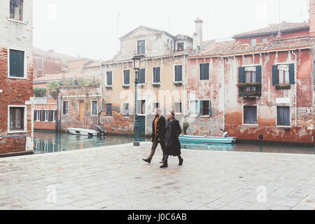 Paar, ein Spaziergang durch Kanal Ufergegend, Venedig, Italien Stockfoto