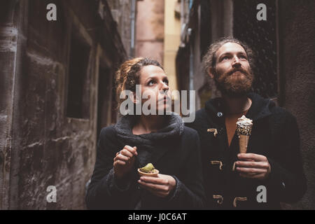 Paar mit Gelato in dunklen Gasse, Venedig, Italien Stockfoto