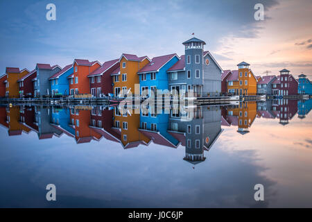 Bunte Häuser spiegelt sich im Wasser in Groningen, Reitdiephaven, Niederlande. Stockfoto