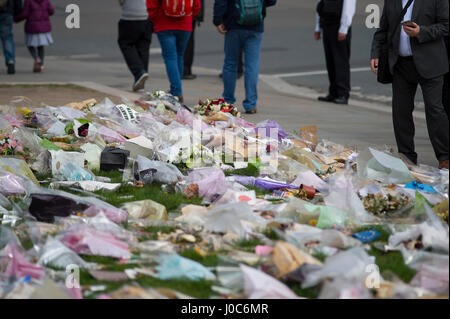 Fußgänger passieren die Blütenpracht in Parliament Square im Gedenken an die gefallenen Terroranschlag vom 22. März 2017. Bildnachweis: Malcolm Park Stockfoto