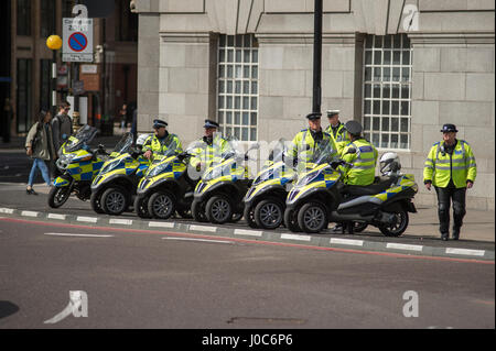 Gemeinschaft Unterstützung Polizeibeamte Straßenrand mit drei Rad-Roller in Westminster in Millbank, London geparkt. Bildnachweis: Malcolm Park Stockfoto