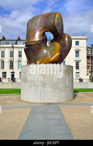 London, England, Vereinigtes Königreich. Verriegelung Stück (1963-4) von Henry Moore, auf Millbank in der Nähe von der Tate Gallery. Präsentiert von der Künstlerin, die City of Westminster, 197 Stockfoto