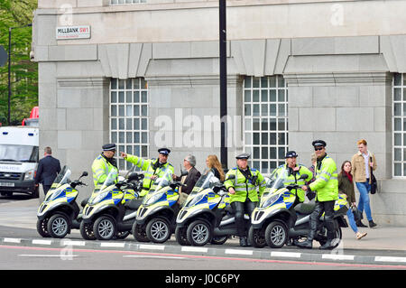 London, England, Vereinigtes Königreich. Metropolitan Police Piaggio MP3 Roller parkten auf Millbank Stockfoto