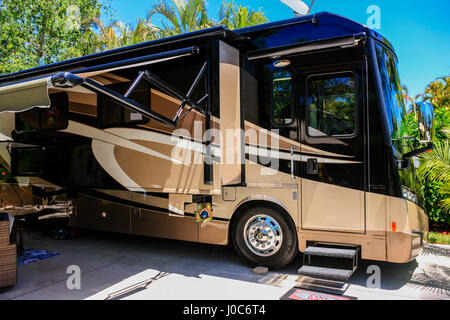 Itasca Wohnmobil im Pelican Lake Motorcoach Resort in Naples, FL, Haus, viele Snowbirds während der Wintermonate Stockfoto