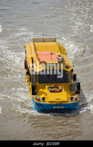 Amphibische Ente Fahrzeuge auf der Themse, Zentrum von London. Bildnachweis: Malcolm Park Stockfoto