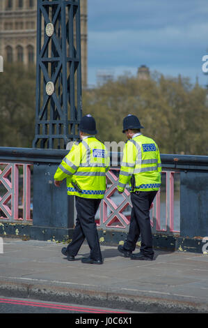 Metropolitan Police Officers Spaziergang Lambeth Bridge in London tragen Westen hi-viz. Bildnachweis: Malcolm Park Stockfoto