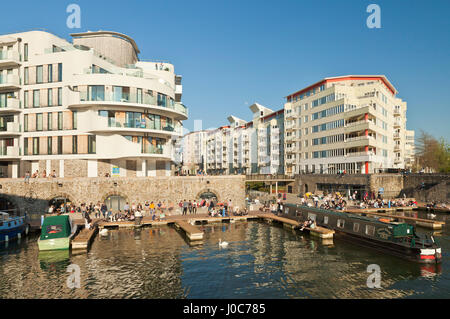 Bristol Hafen ein- und Millennium Promenade, Invicta Wohnungen. Stockfoto