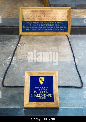 William Shakespeares Grab. Das Grab von William Shakespeare in der Holy Trinity Church in Stratford, England, UK Stockfoto