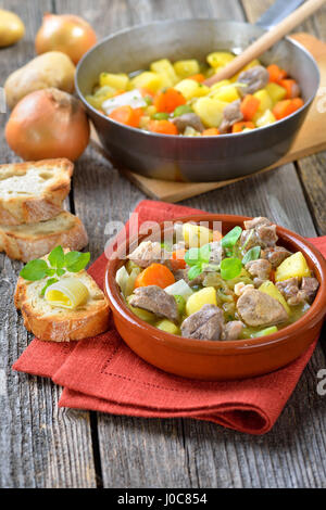 Hausgemachte und langsam gekochten Irish Stew mit Lamm, Kartoffeln und anderem Gemüse Stockfoto