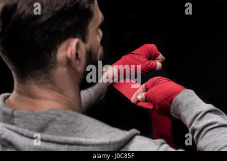 Rückansicht oder Boxer Umhüllung Hände mit Bürokratie auf schwarz Stockfoto