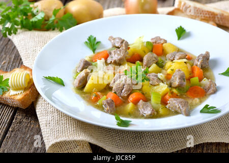 Hausgemachte und langsam gekochten Irish Stew mit Lamm, Kartoffeln und anderem Gemüse Stockfoto
