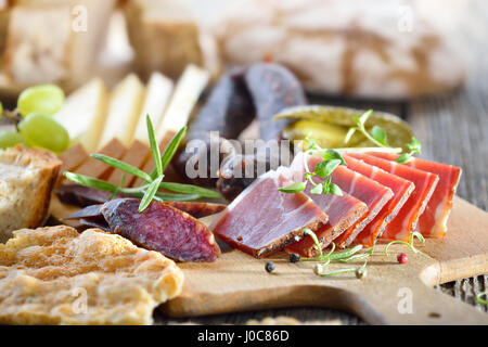 Typische Tiroler Jause mit herzhaften Speck, Käse, Wurstwaren und die lokale Fladenbrot Stockfoto