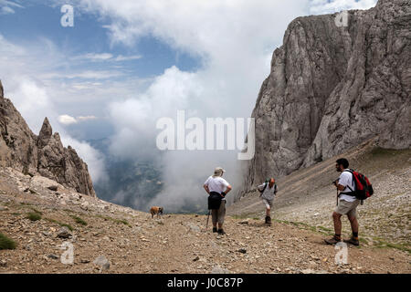 Wanderer in der zentrale Wasserrinne zwischen den Twin Peaks des Pedraforca, Cadi Moixero Naturpark, Katalonien, Spanien Stockfoto