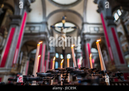 Kerzen und Kruzifix und Interieur der Chiesa di San Salvador in Venedig, Italien Stockfoto