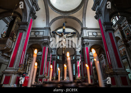 Kerzen und Kruzifix und Interieur der Chiesa di San Salvador in Venedig, Italien Stockfoto