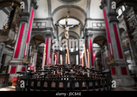 Kerzen und unscharfen Kruzifix und Interieur der Chiesa di San Salvador in Venedig, Italien Stockfoto