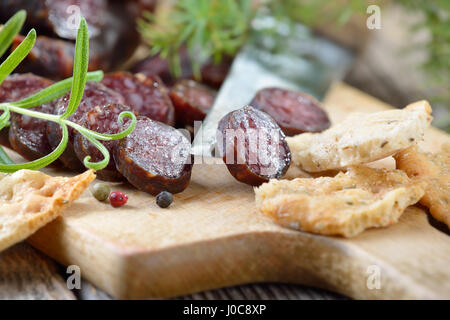 Südtiroler Marende mit typischen Wurstwaren ("Kaminwurzen") und knusprigen Fladenbrot (sogenannte Schuettelbrot), oft mit Wein aus der Region serviert Stockfoto