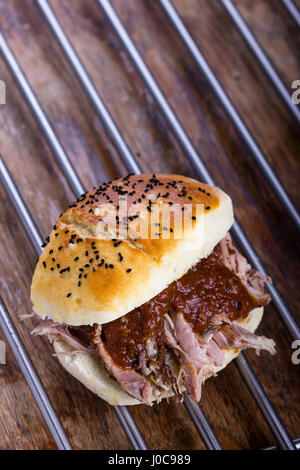 Nahaufnahmen von pulled Pork Sandwich mit Memphis Barbecue-Sauce. Stockfoto