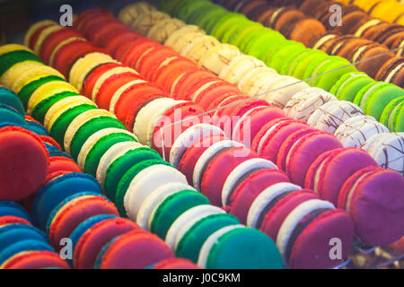 Auswahl an bunten traditionellen französischen Macarons legt in Raow an Markt-Zähler Stockfoto