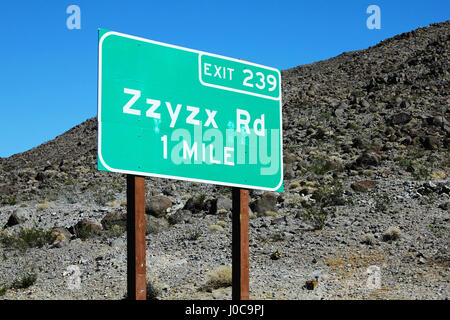 Zzyzx ist das letzte Wort im Wörterbuch und eine Straße in der kalifornischen Wüste. Stockfoto