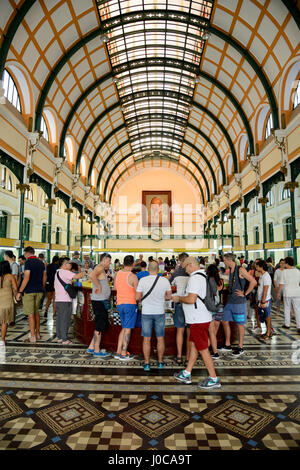 Die Saigon Central Post Office in Ho-Chi-Minh-Stadt. Es wurde vom französischen Architekten Gustave Eiffel zwischen 1886 und 1891 entwickelt. Stockfoto