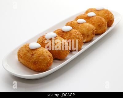 Sechs spanische Kroketten mit Mayonnaise. Typische Tapas spanische Küche auf weißem Hintergrund Stockfoto