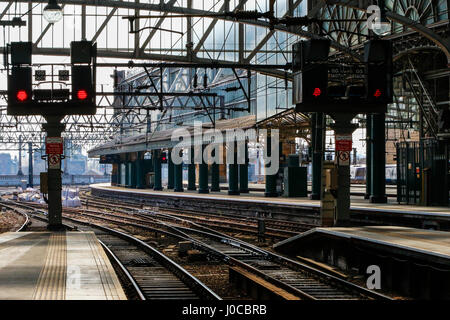 Glasgow Hauptbahnhof mit Plattformen und Bahnlinien, zeigt auch Rotlicht, Glasgow, Schottland, UK Stockfoto