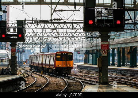 Der Zug nähert sich eine Plattform am Hauptbahnhof von Glasgow, Glasgow, Schottland, Großbritannien Stockfoto