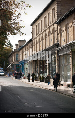 Shopper am Victoria Rd, Saltaire, Bradford, West Yorkshire Stockfoto