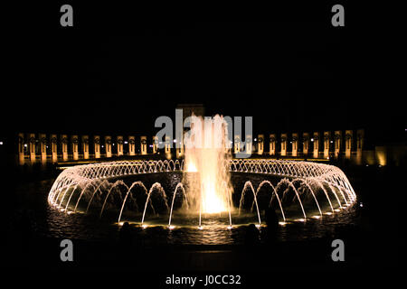Eine nächtliche Bild von Washington D.C World War 2 Memorial und Brunnen. Stockfoto