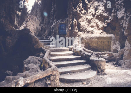 alte Treppen in Höhle Stockfoto