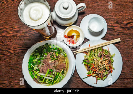 Traditionelle vietnamesische Küche mit Pho Suppe mit Fleisch und Gemüse und Mix Salat mit Fleisch Stockfoto