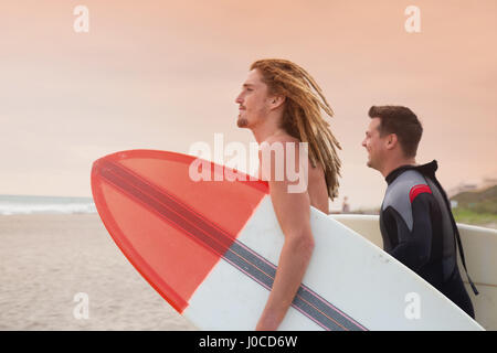 Männliche Rettungsschwimmer und Blick auf das Meer vom Strand surfer Stockfoto