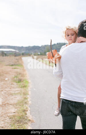 Rückansicht des reifen Mann mit Tochter an Küste Stockfoto